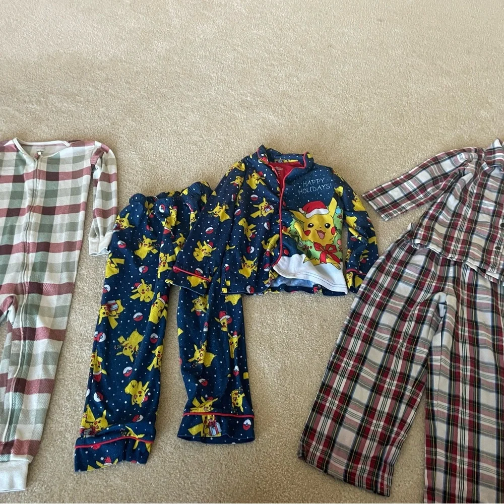 Bundle of 5 Christmas pjs.‎ Kid size 5T